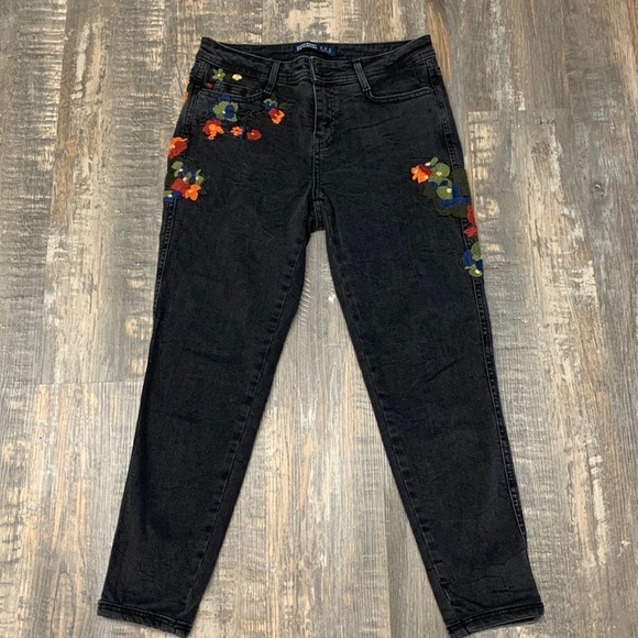 Zara Denim - 💚3/$20 ZARA High waisted jeans size 4 great condition bundle up to save